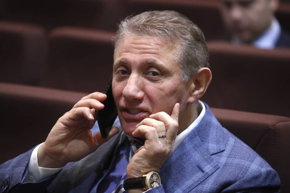 Boris Rotenberg talar i telefon.