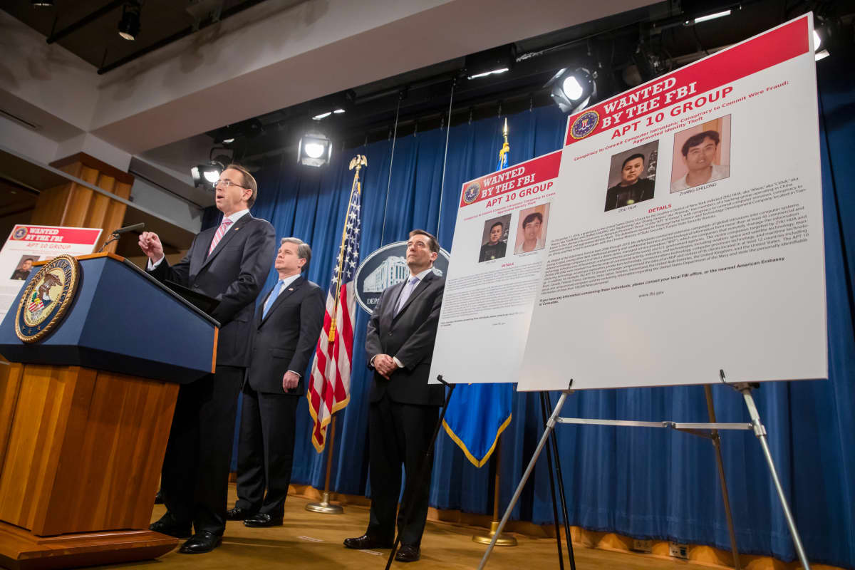 Yhdysvaltain pääsyyttäjä Rod Rosenstein (vas.) ja FBI:n johtaja Christopher Wray (kesk.) tiedotustilaisuudessa Washingtonissa. Kuvassa olevia kiinalaismiehiä vastaan on nostettu syytteet vakoilusta.