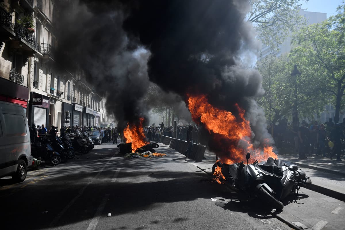 Muun muassa kadulle pysäköidyt moottoripyörät joutuivat protestoijien ilkivallan kohteeksi Pariisissa.
