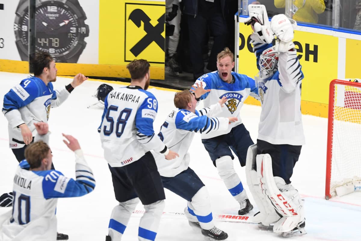 Suomen joukkue tuulettaa maailmanmestaruutta.