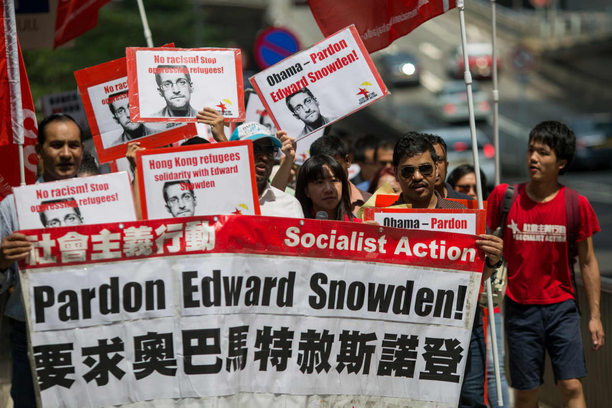 Mielenosoittajat vaativat Snowdenin armahtamista Hongkongissa.