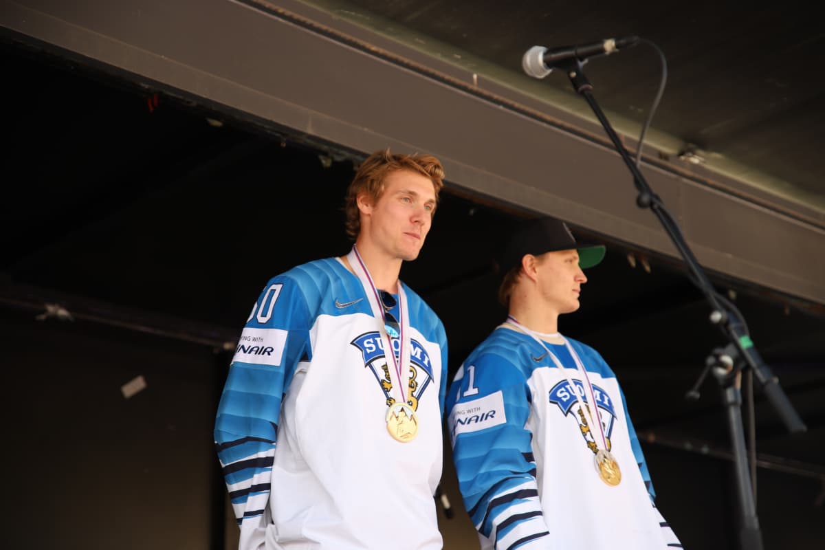 MM-kultamitalistit Miika Koivisto ja Joel Kiviranta esiintyivät kotikaupungissaan rennosti.
