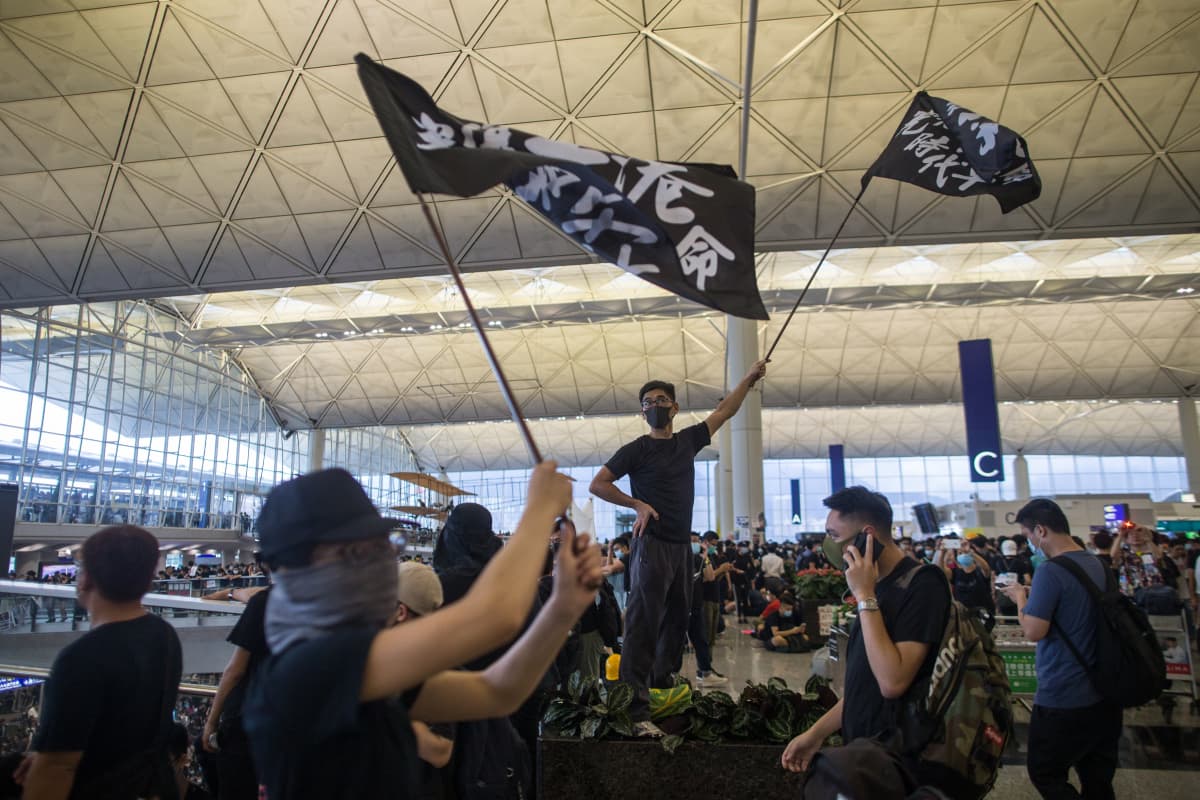 Hongkongin protestit ovat viime päivinä levinneet kaupungin kansainväliselle lentokentälle.