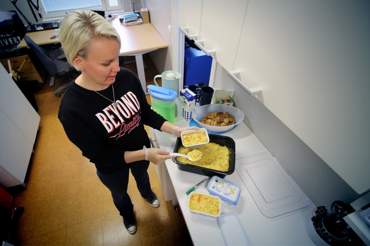 Nuoriso-ohjaaja Sari Paavonsalo siirtää Joroisten yhtenäiskoulun ruokalasta jäänyttä ylijäämäruokaa pienempiin rasioihin.