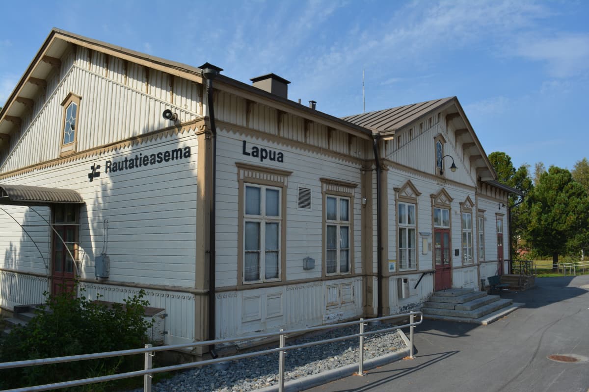 Rautatieaseman odotustilat säppiin kolmella pienellä pohjalaisasemalla |  Yle Uutiset