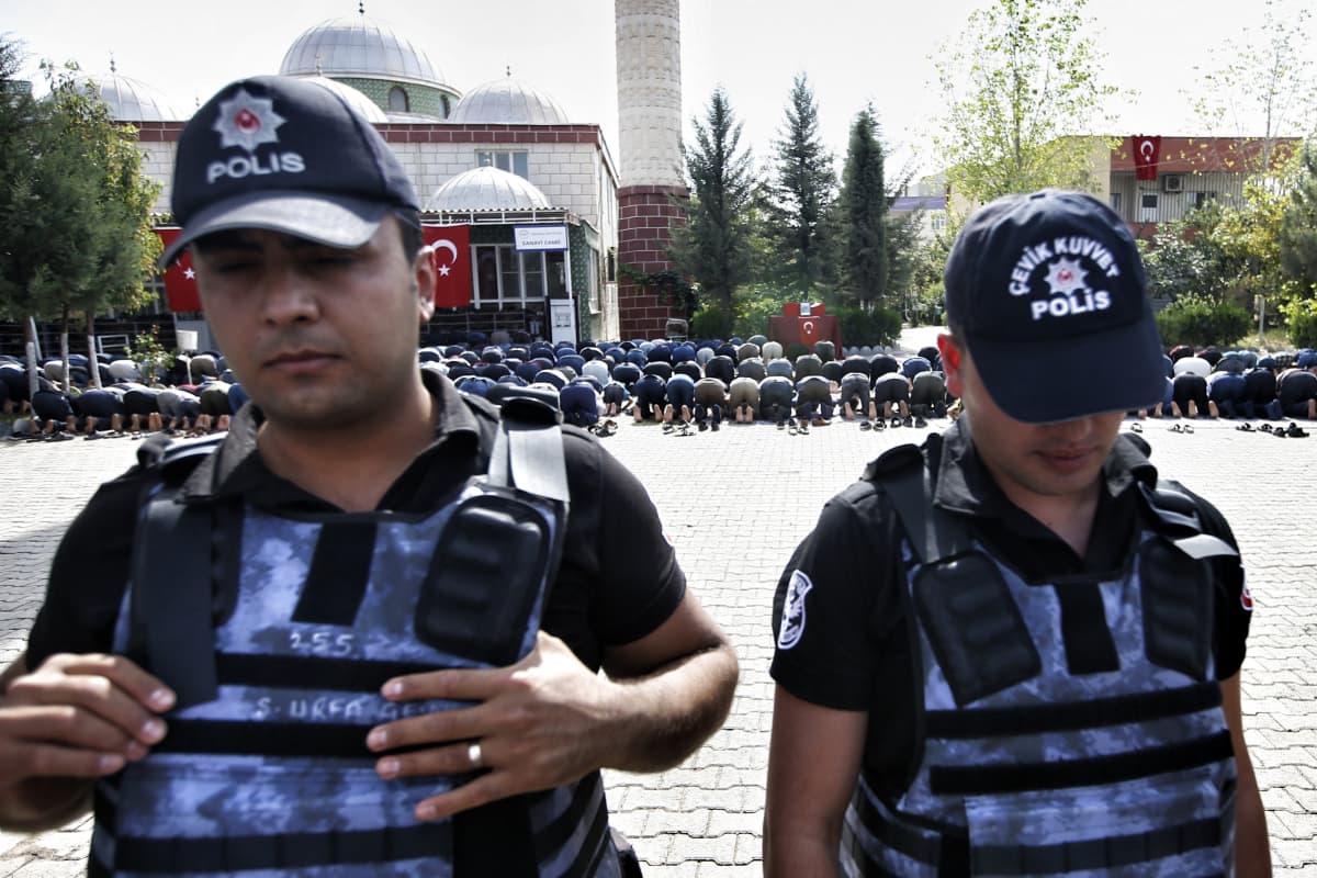 Poliiseja ja rukoilijoita 