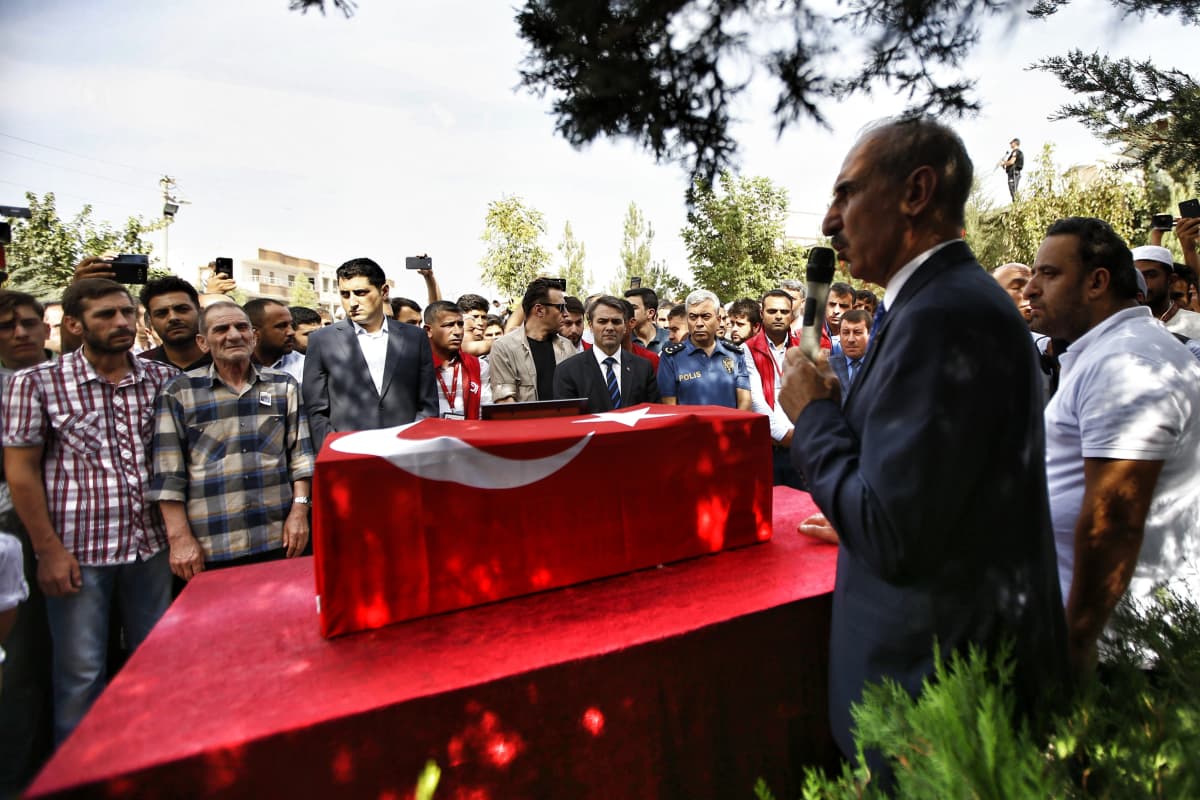 Mies pitää puhetta.