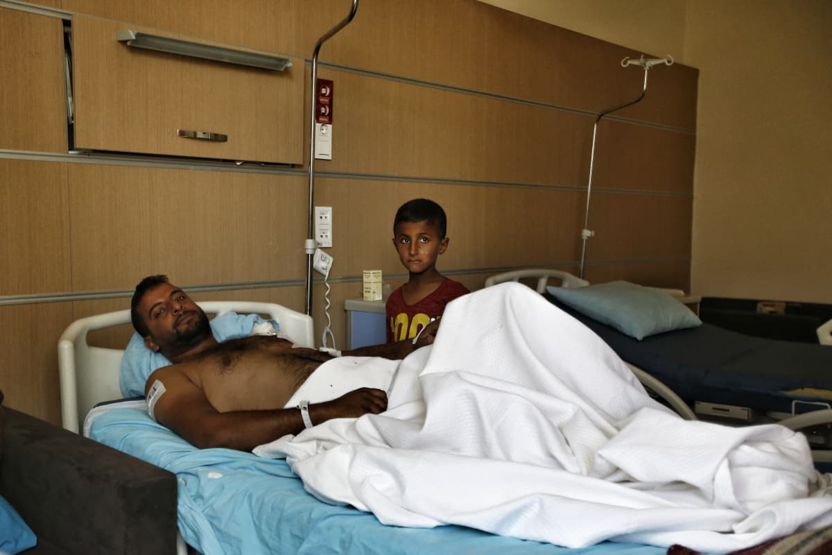 Mies ja poika sairaalassa.