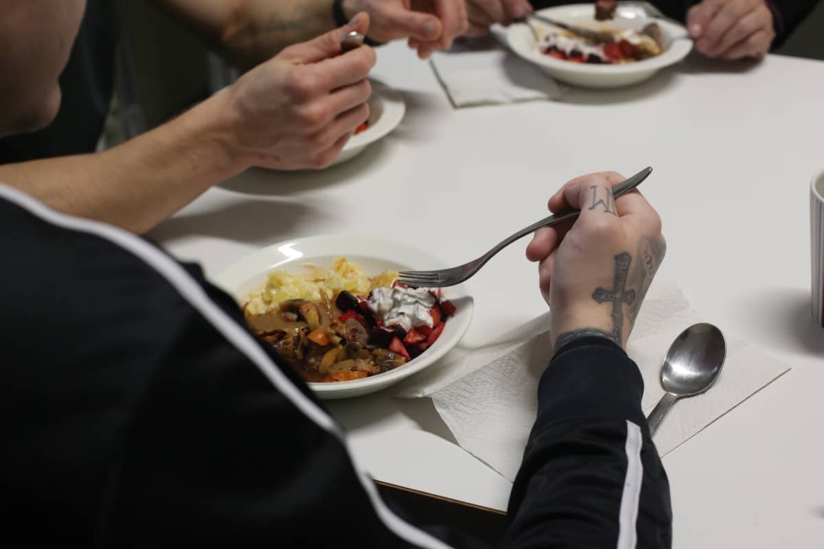 Prisoners at Ojoinen prison eating lunch.