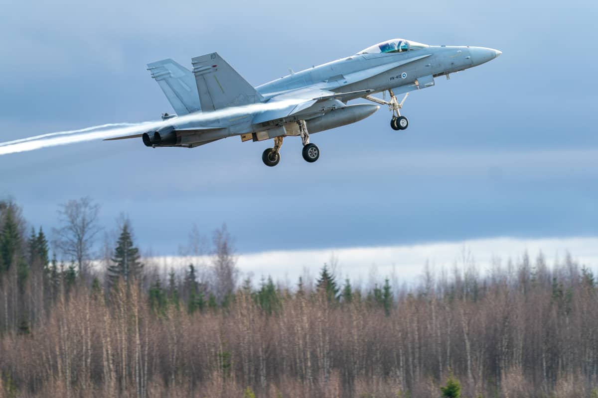 Suomen ilmavoimien F/A-18 Hornet nousussa Satakunnan lennoston kentältä Pirkkalassa.