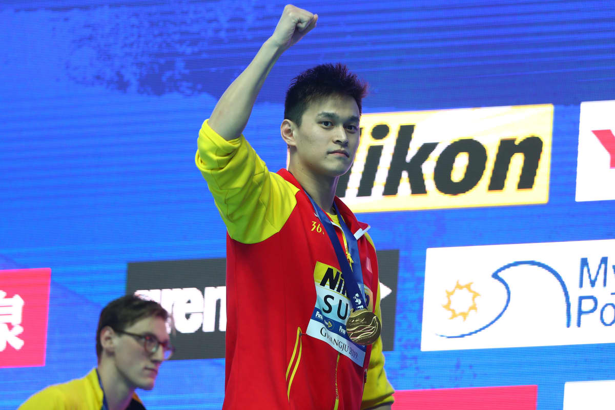 Kiinan tähtiuimari Sun Yang sai kahdeksan vuoden kilpailukiellon kieltäydyttyään yhteistyöstä kotonaan vierailleiden dopingtestaajien kanssa. 
