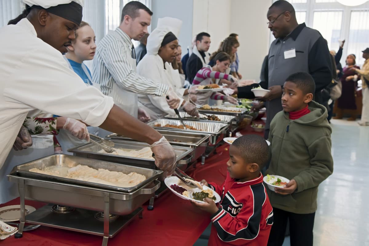 Ravintolakoulun opiskelijat jakoivat ruokaa kodittomille ja tukijoille kodittomien muistopäivänä Detroitissa joulukuussa 2010.