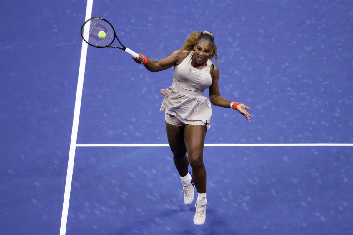 Serena Williams lyö palloa.