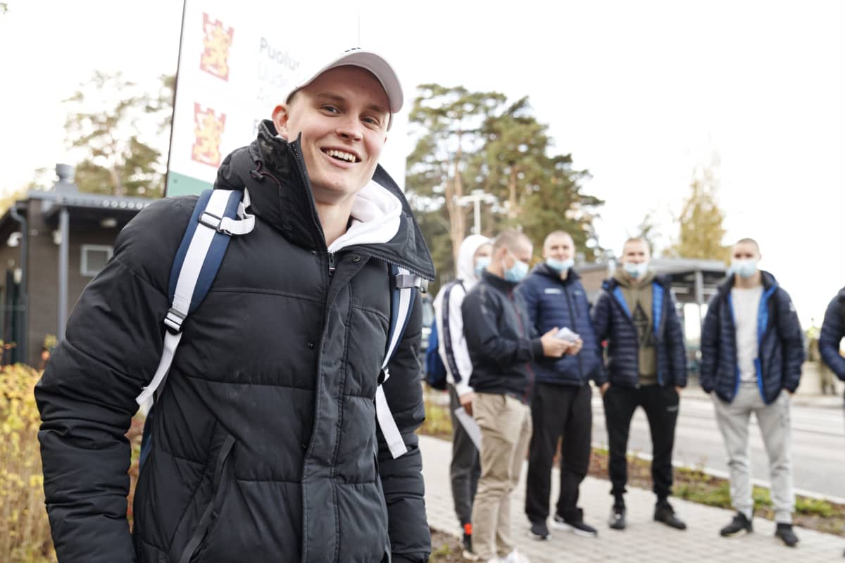 Telinevoimistelija Oskar Kirmes Santahaminan varuskunnan portin ulkopuolella Helsingissä. Kahdeksan telivoimistelijaa aloitti varusmiespalveluksen Puolustusvoimien urheilukoulussa Santahaminassa.