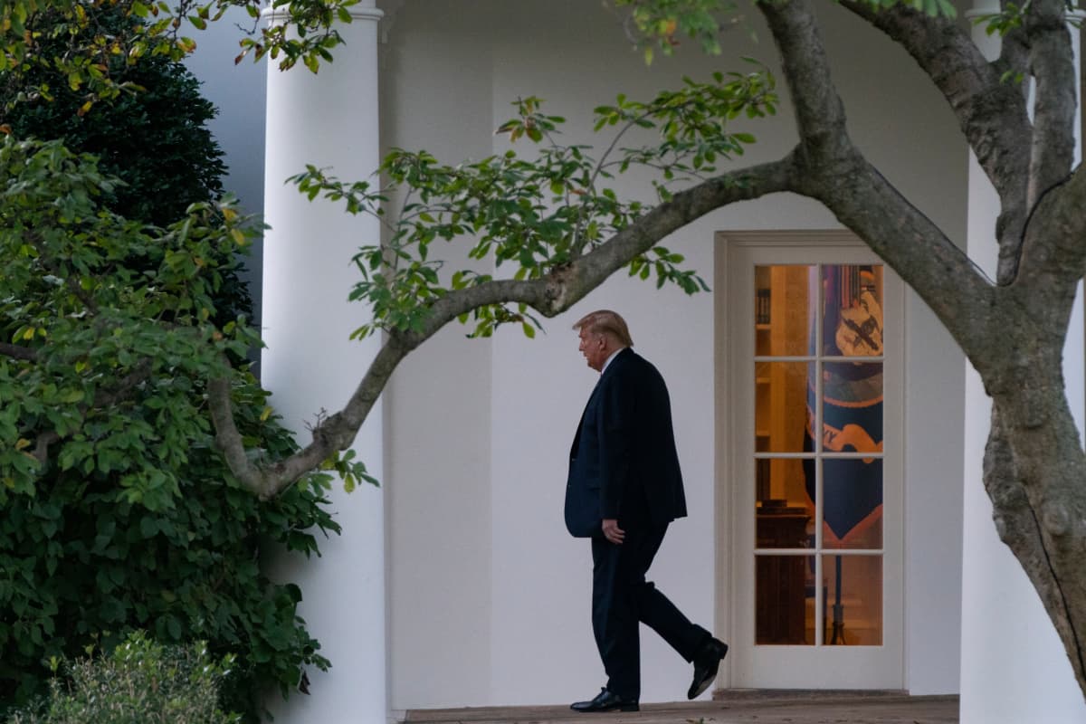Donald Trump Valkoisen talon terassilla.