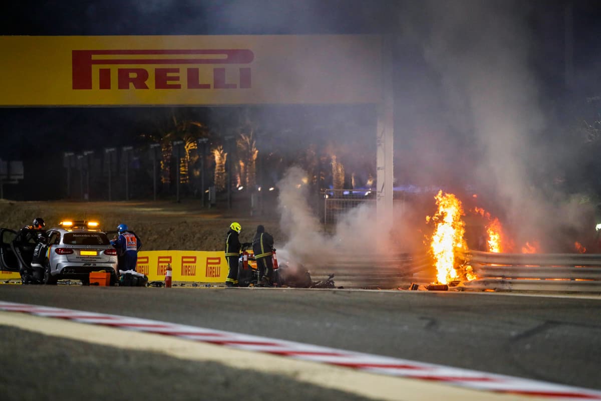 Romain Grosjeanin auto leimahti välittömästi liekkeihin.