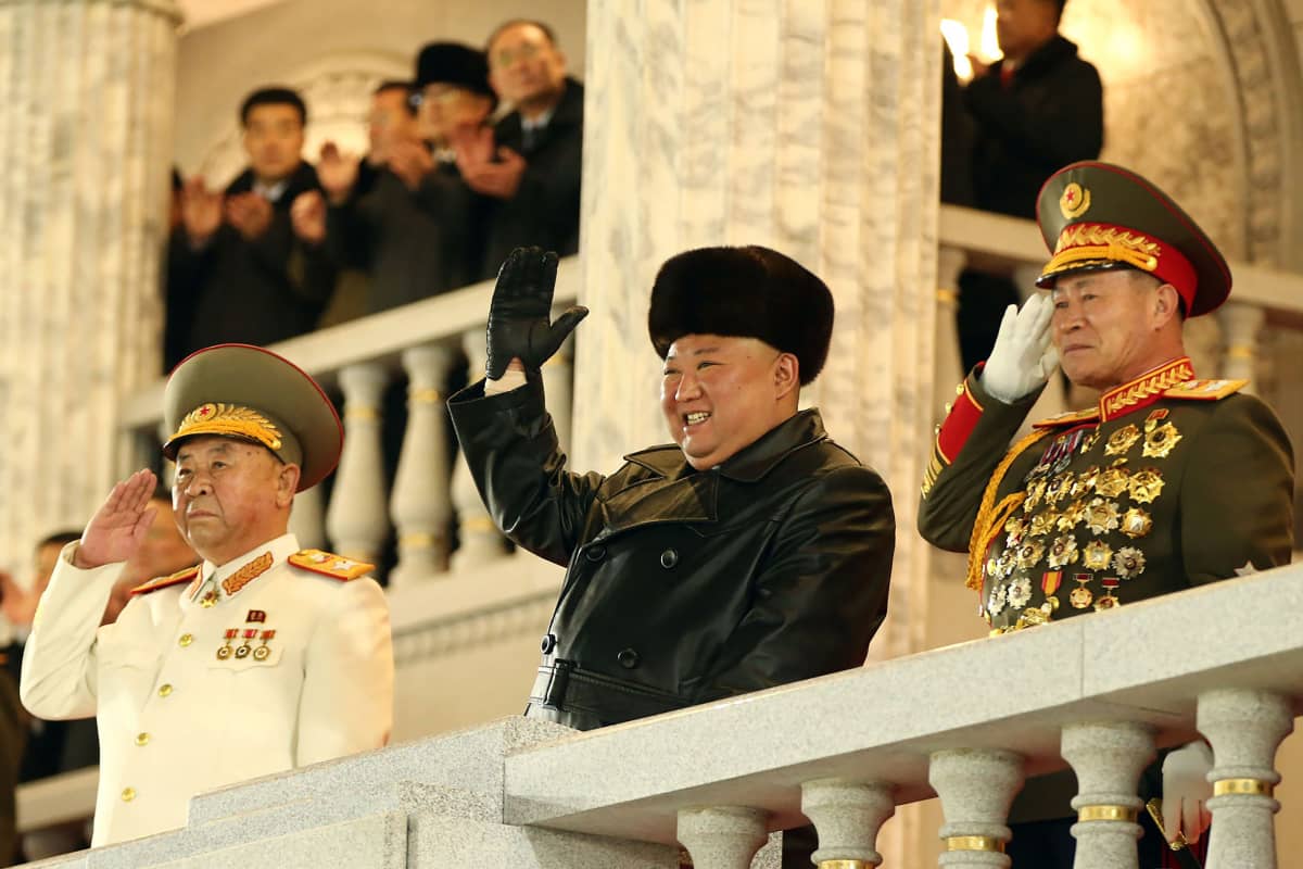 Pohjois-Korean johtaja Kim Jong Un tervehtii.