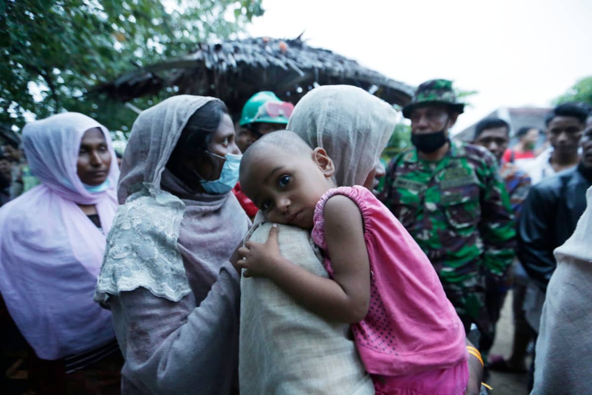 Myanmarin Rohingya-pakolaisia saapui Indonesian Acehiin merellä ajelehtineesta aluksesta kesäkuussa 2020.
