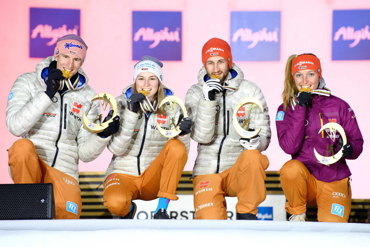 Saksan mäkihyppääjät voittivat sekajoukkuemäen MM-kultaa Oberstdorfissa. Mestarit vasemmalta alkaen olivat Karl Geiger, Anna Rupprecht, Markus Eisenbichler ja Katharina Althaus.