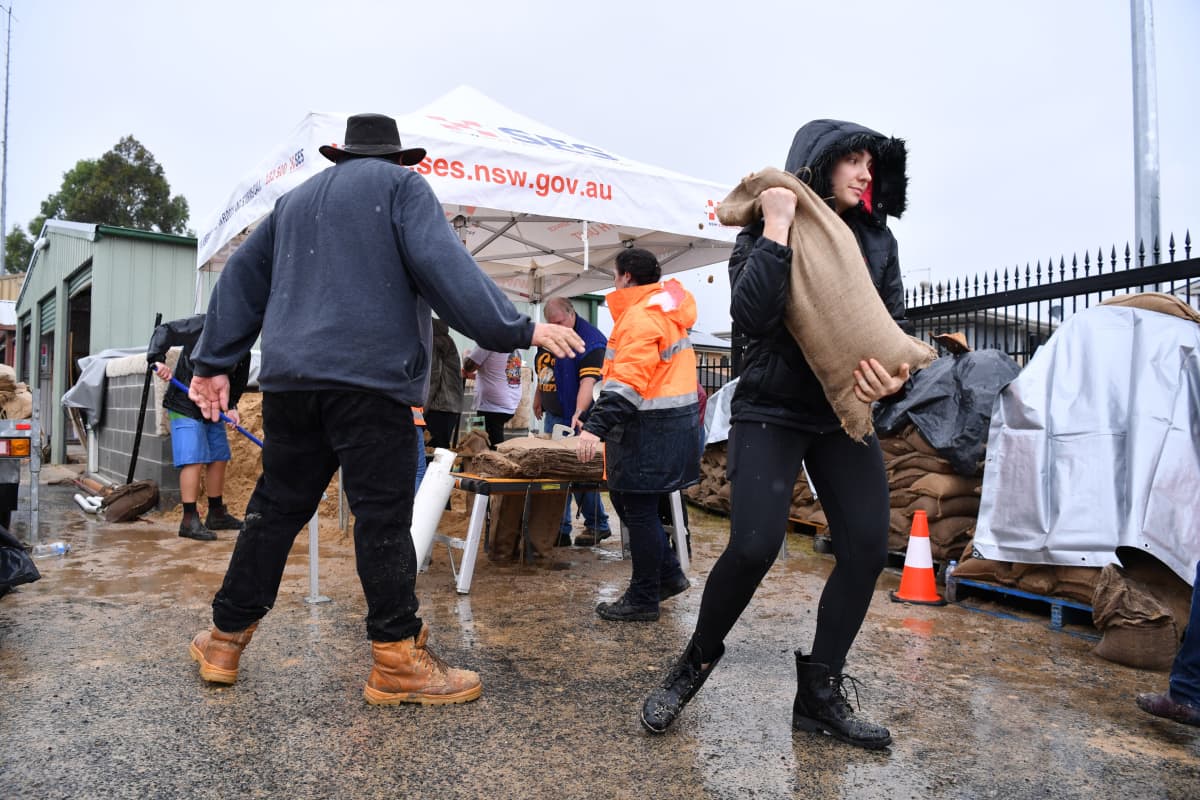 Vapaaehtoistyöntekijät jakoivat lauantaina Penrithin kaupungin asukkaille hiekkasäkkejä tulvien hillitsemiseen.