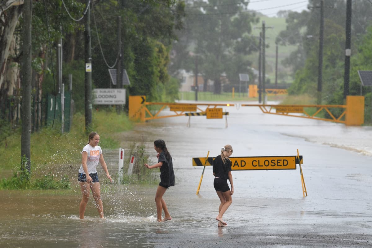 Katuja on suljettu tulvien vuoksi Sydneyn Schofieldissä. 
