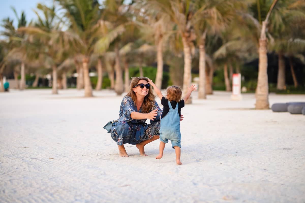 Somevaikuttaja Anna Pastak ja hänen lapsensa rannalla Arabiemiraateissa keväällä 2021.