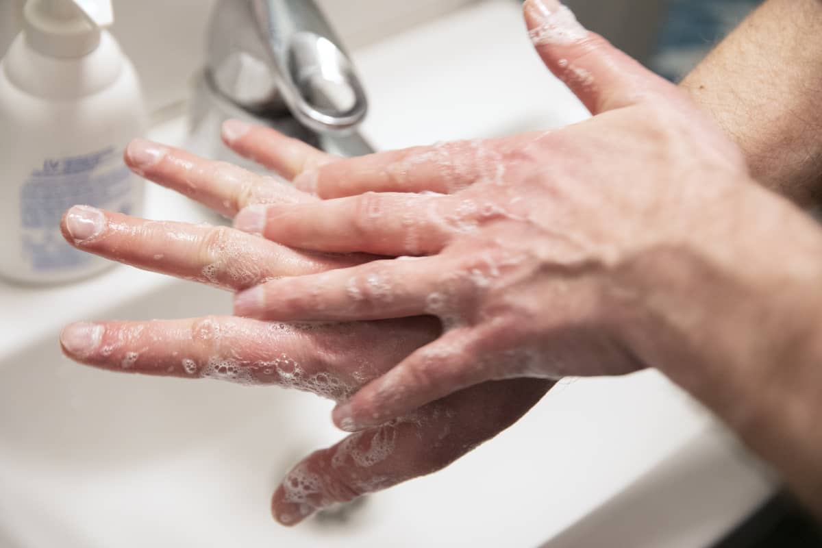 mies pesee käsiään