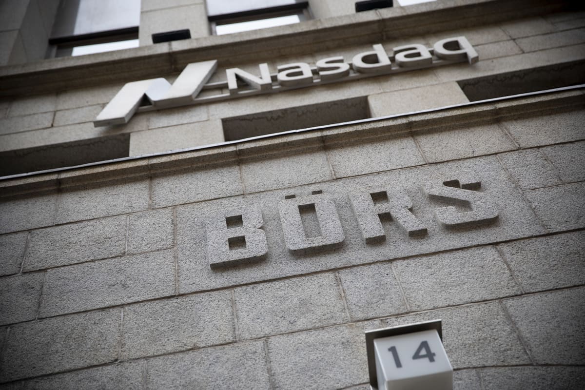 Helsingin Pörssitalon seinää. Kuvassa näykyvät Nasdaq-yhtiön mainos sekä alkuperäinen kiveen hakattu teksti Börs.