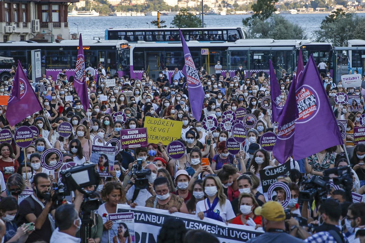 Heinäkuun loppupuolella Turkissa on järjestetty mielenosoituksia naisia kohtaan esiintyvää väkivaltaa vastaan.