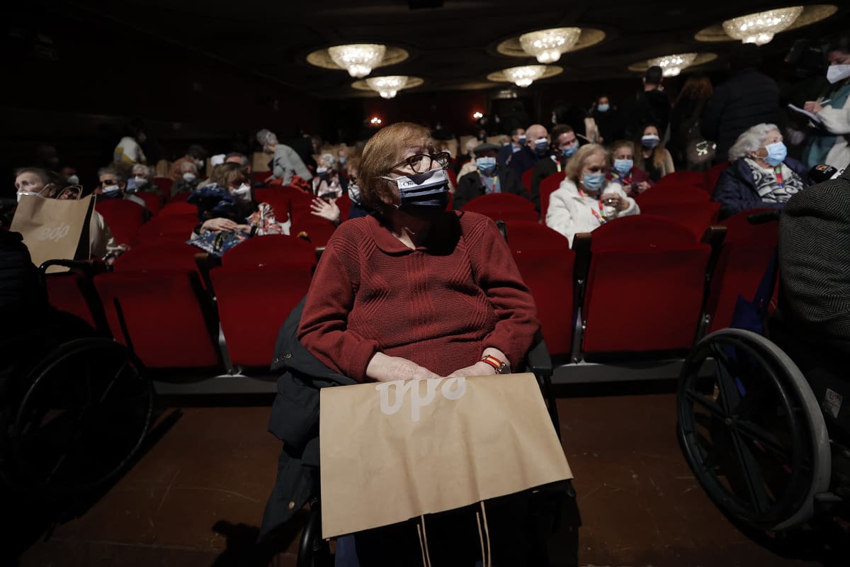 Madridissa järjestettiin erityisnäytäntö teatterissa koronapandemian edellyttämin turvatoimin vanhuksille.