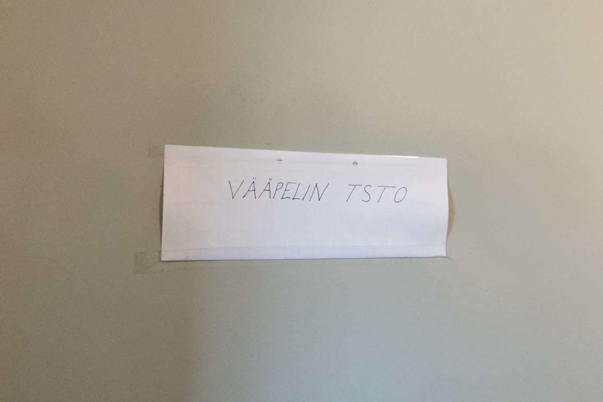 Villalan entisen rajavartioaseman ovessa paperinen lappu, jossa lukee: "Vääpelin tsto".