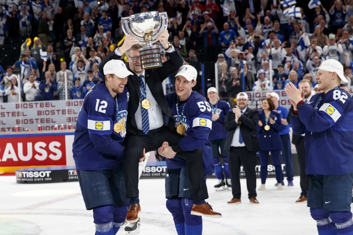 Marko Anttila ja Atte Ohtamaa nostivat Jukka Jalosen kultatuoliin.