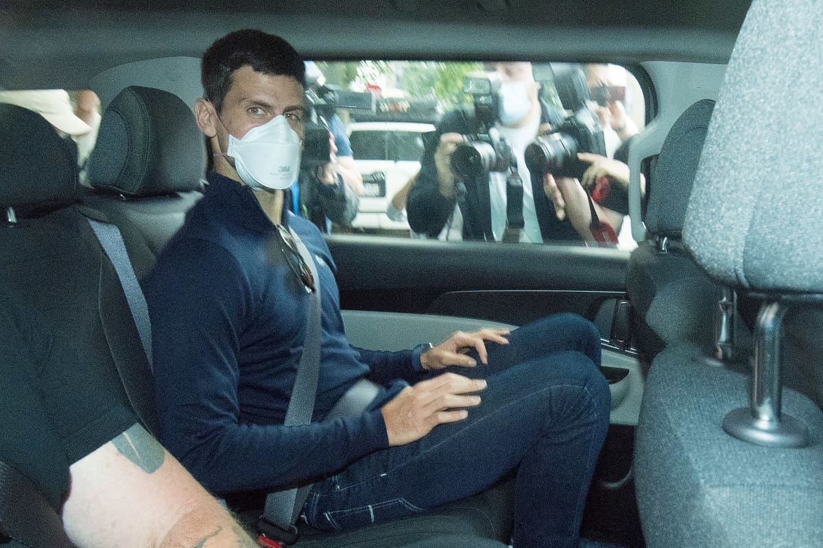Novak Djokovic istuu auton takapenkillä. 