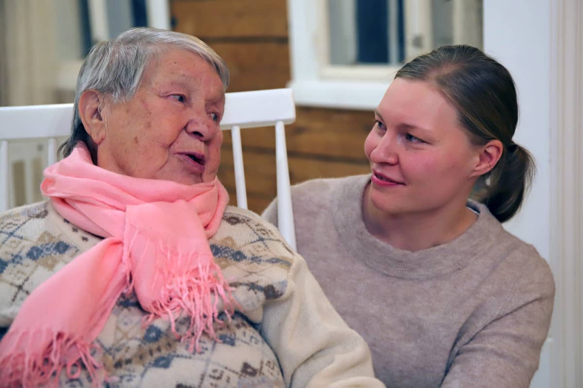 Savonlinnalaiset Elli Koponen, 92 ja perhehoitaja Sallamaaria Pentikäinen