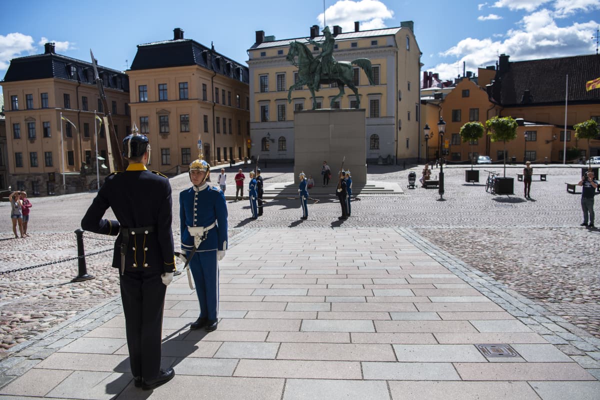 Tukholmassa Kuninkaanlinnan edustalla on turisteja korona-aikaan vain vähän.