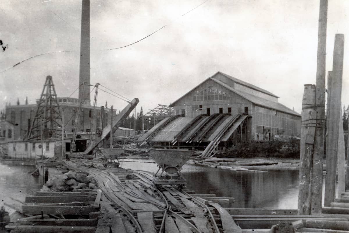 Veitsiluoto sawmill and pulp mill in the background.