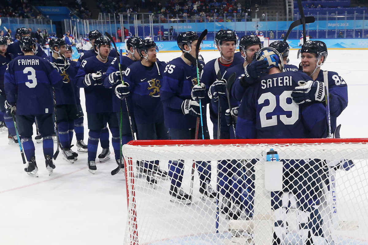 Harri Säteri saa onnitteluja muilta Leijonien pelaajilta pelattuaan nollapelin välieräottelussa.