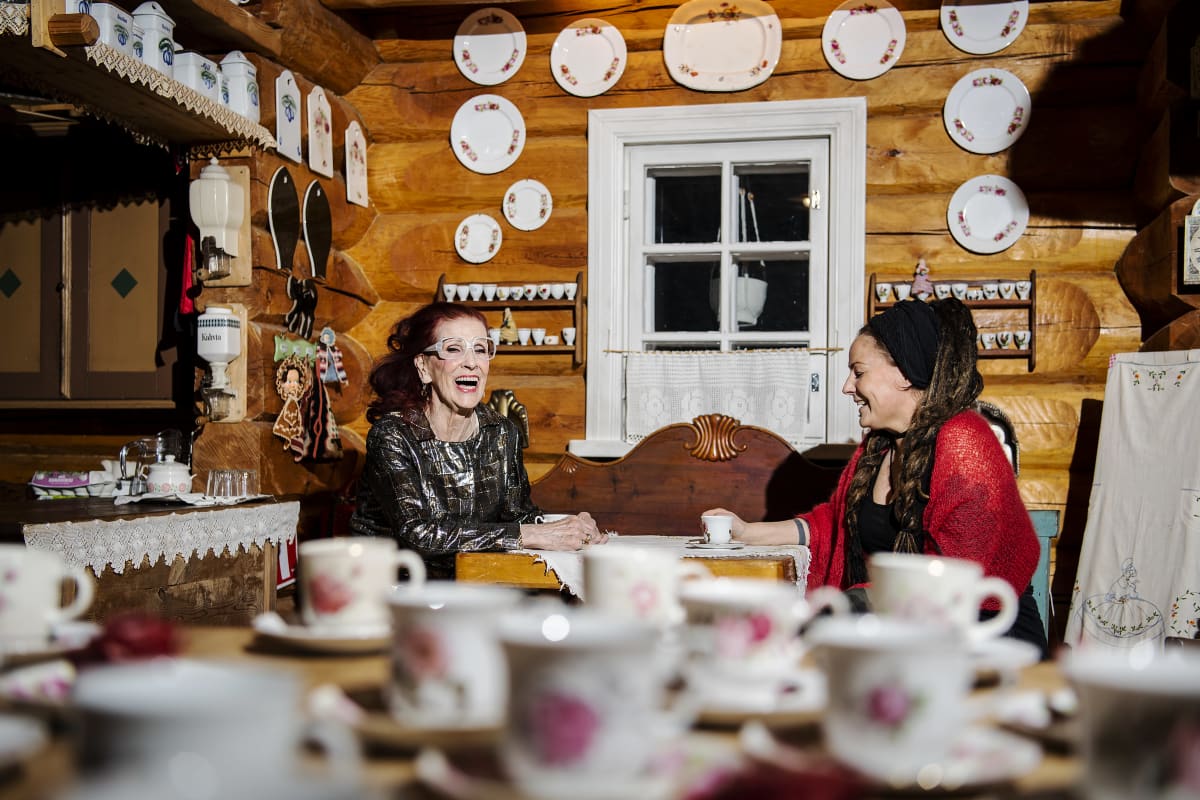 Aira Samulin poseeraa pöydän ääressä pojantyttärensä Kiti Samulinin kanssa marraskuussa 2020.