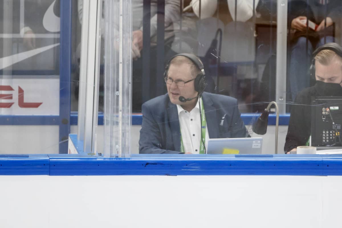 Kuuluttaja Petri Kääriäinen työssään jääkiekon MM-kisoissa kaukalon laidalla.