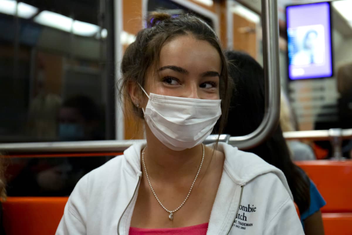 Nuori nainen metrossa. 