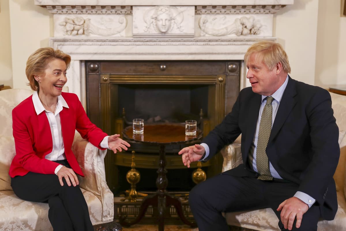 EU-komission puheenjohtaja Ursula von der Leyen ja Britannian pääministeri Boris Johnson istuvat takan edessä.