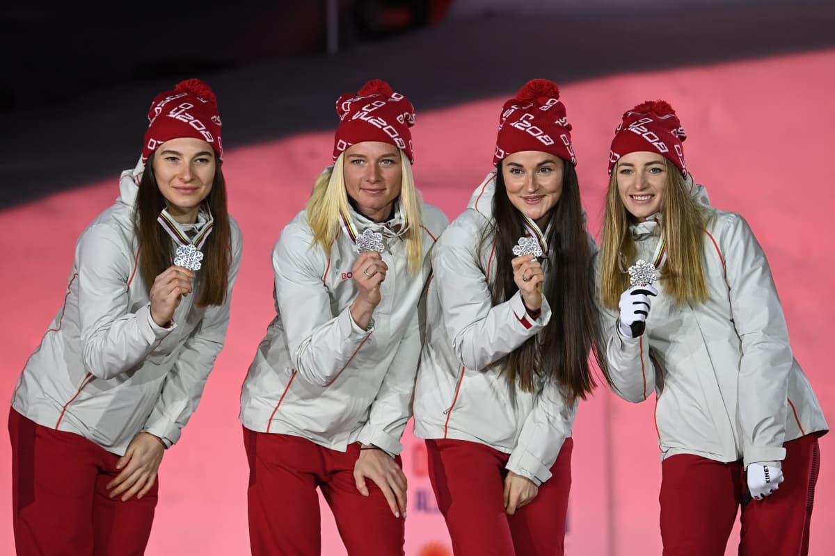 Venäjän naisten hiihtomaajoukkue juhli viestihopeaa Oberstdorfin MM-kisoissa 2021.