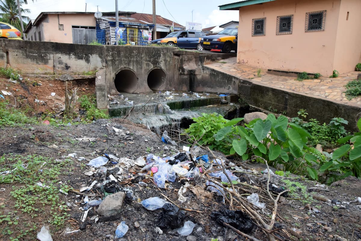 muoviroskaa ghanalaisessa joessa