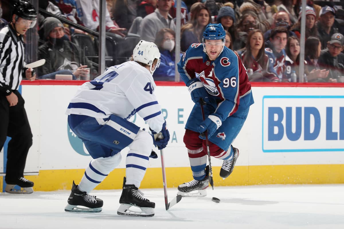 Mikko Rantanen kuljettaa kiekkoa NHL:ssä Coloradon ja Toronton ottelussa 9.1.2022.
