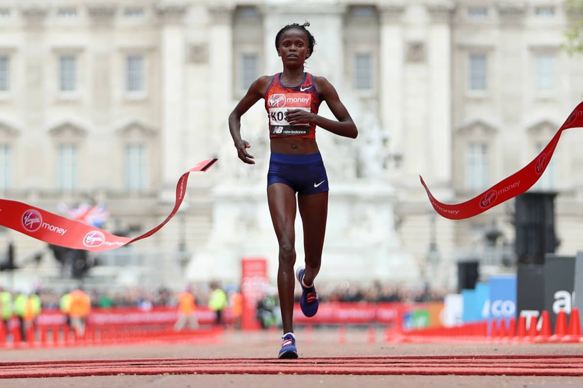 Kenialaiset hirmuvauhdissa – Brigid Kosgei rikkoi naisten 16 vuotta vanhan  maratonennätyksen | Yle Urheilu