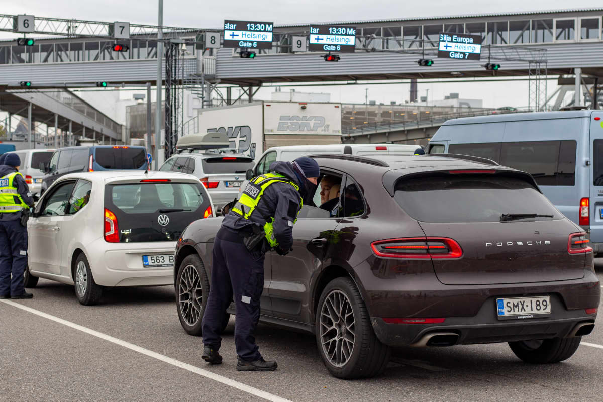 Virolainen poliisi tarkistaa ajoneuvoja Tallinnan satamassa