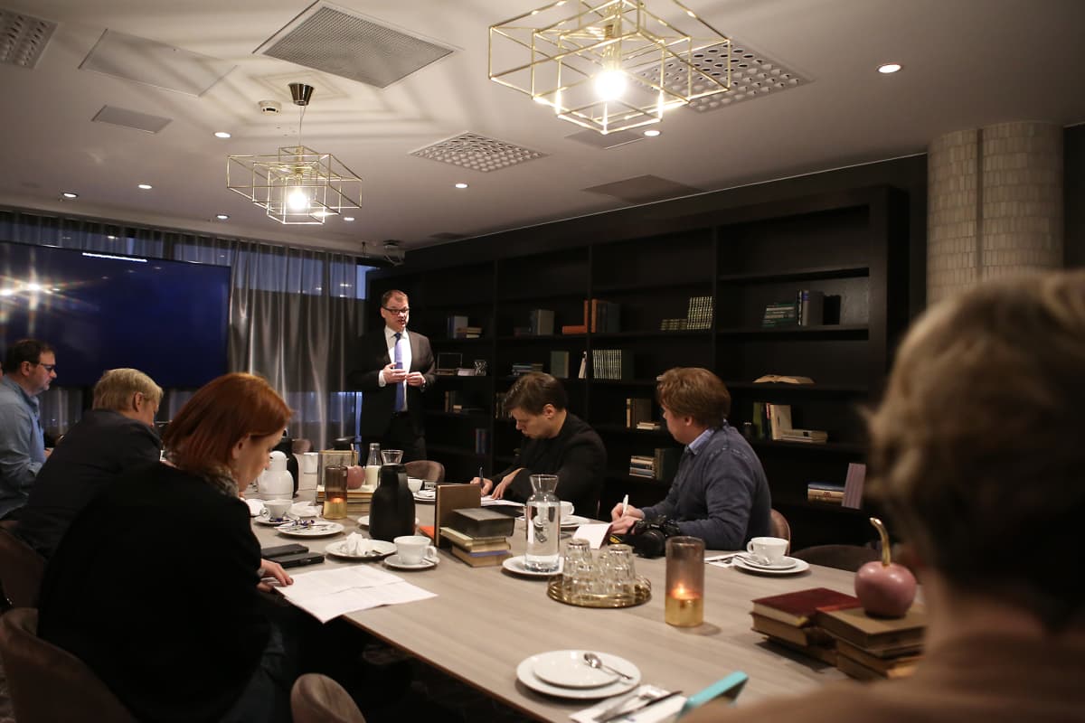 Pääministeri Juha Sipilä keskustelee toimittajien kanssa Turussa.