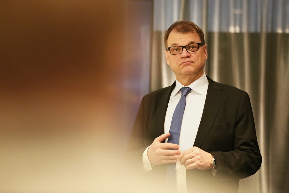Pääministeri Juha Sipilä keskustelee toimittajien kanssa Turussa.