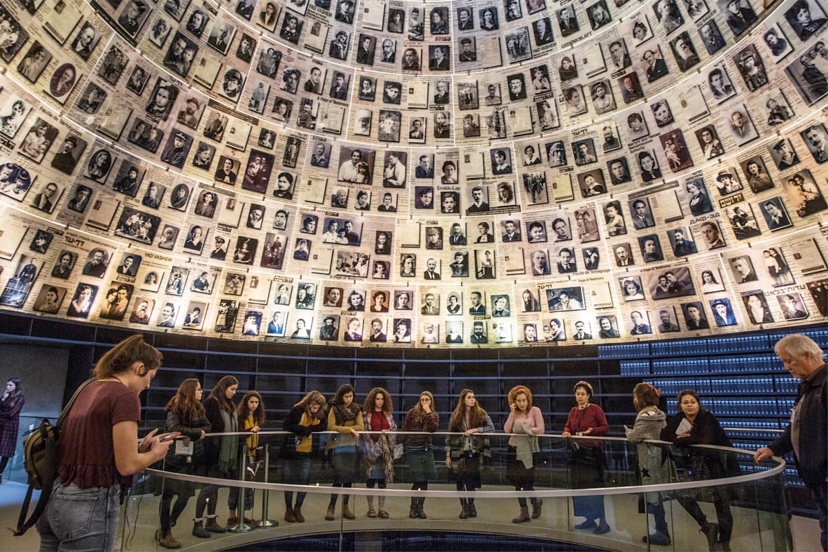 Jerusalemissa sijaitsevassa Yad Vashemin holokaustimuseossa käy paljon koululaisvieraita.