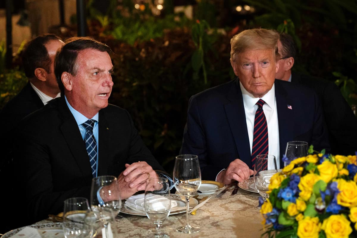 Kuvassa illallista nauttivat Jair Bolsonaro ja Donald Trump.